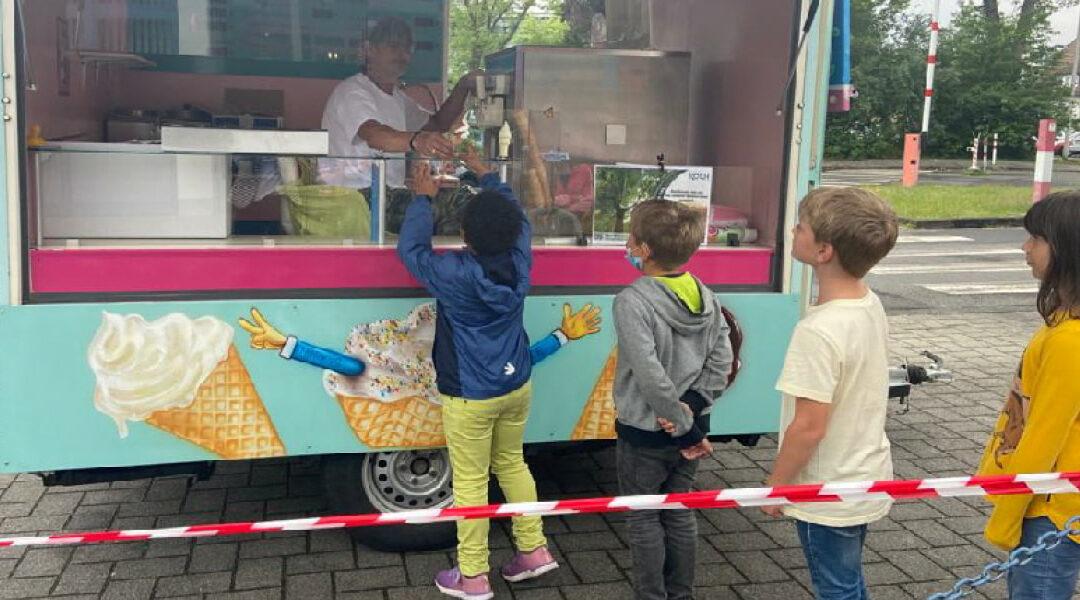 Ein Eiswagen besucht die Grundschule Hamm/Sieg