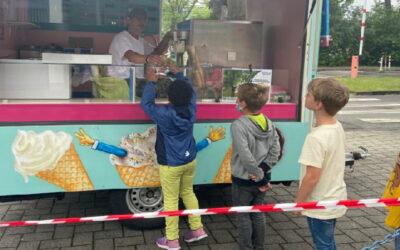 Ein Eiswagen besucht die Grundschule Hamm/Sieg