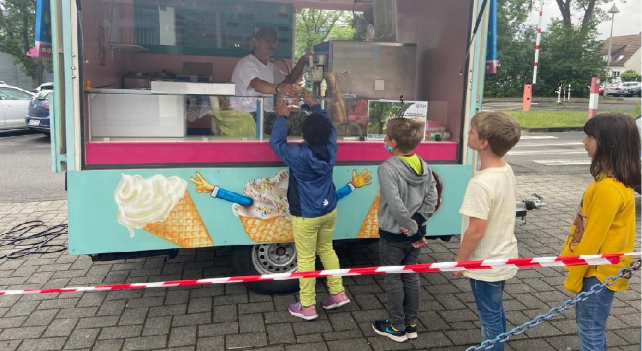 Ein Eiswagen besucht die Grundschule Hamm Sieg - foto