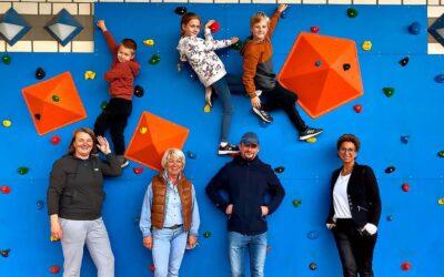 Förderverein sponsert Boulderwand an der Grundschule Hamm/Sieg