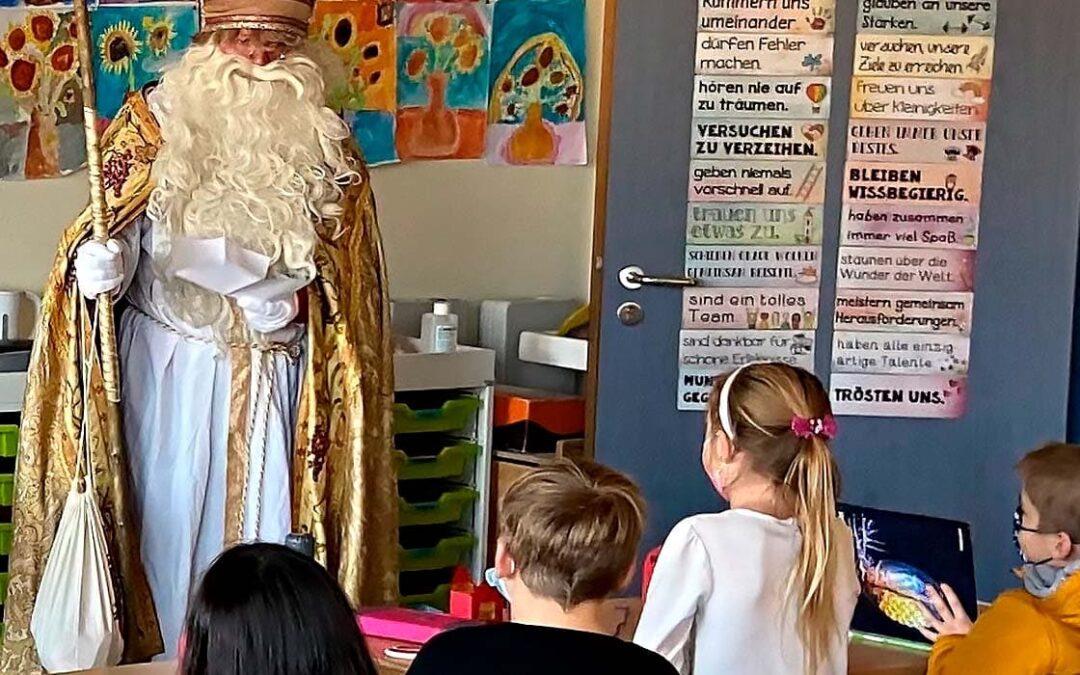 Grundschulen bekommen Wolldecken vom Nikolaus. Soforthilfe für kalte Tage