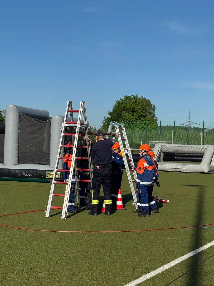 TRIXITT - Schulkinder in Rettungsuniformen montieren Leitern