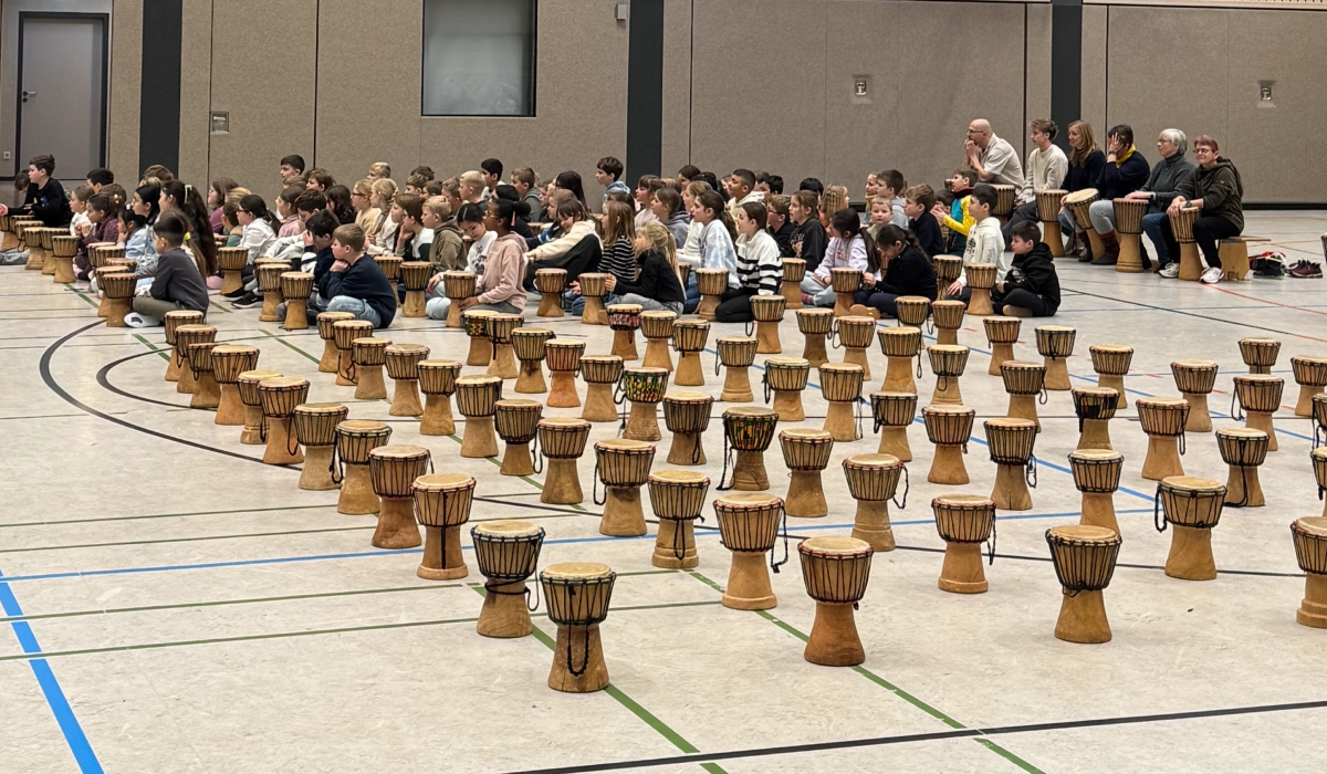 Trommeln stehen bereit in der Turnhalle