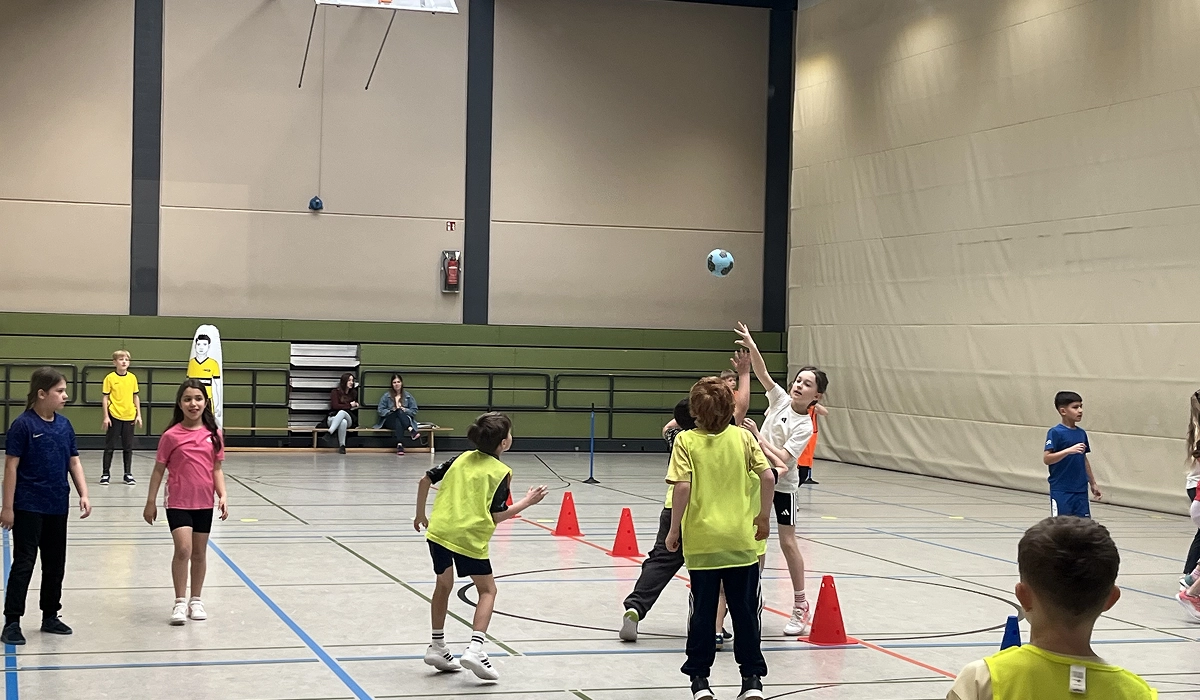 Kinder spielen Handball