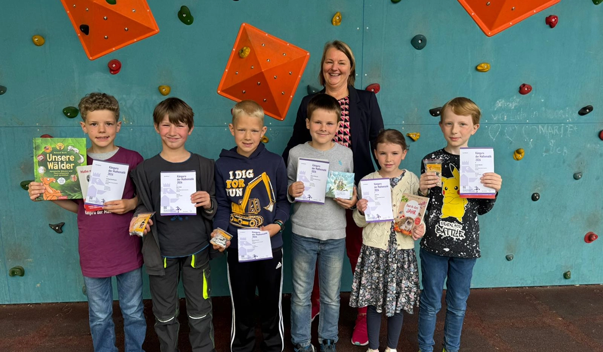 Foto Schülerinnen und Schüler der Grundschule Hamm/Sieg präsentieren ihre Urkunden und Preise beim Känguru-Wettbewerb 2026 der Mathematik